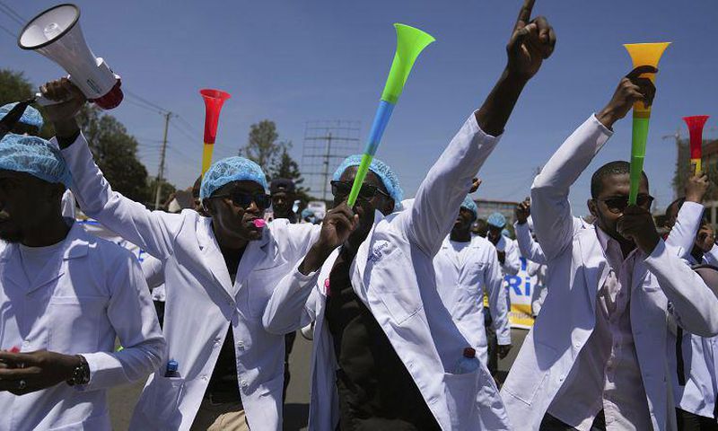 100 médecins grévistes licenciés