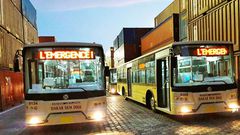 Dakar Dem Dikk est une société anonyme à participation publique majoritaire, concessionnaire du service des transports publics urbains de Dakar par Autobus. DDD transporte 150000 voyageurs par jour 11 Lignes urbaines, 20 Lignes de banlieue et