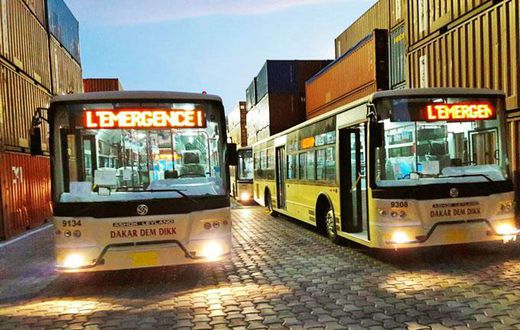 Dakar Dem Dikk est une société anonyme à participation publique majoritaire, concessionnaire du service des transports publics urbains de Dakar par Autobus. DDD transporte 150000 voyageurs par jour 11 Lignes urbaines, 20 Lignes de banlieue et
