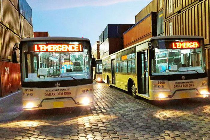 Dakar Dem Dikk est une société anonyme à participation publique majoritaire, concessionnaire du service des transports publics urbains de Dakar par Autobus. DDD transporte 150000 voyageurs par jour 11 Lignes urbaines, 20 Lignes de banlieue et