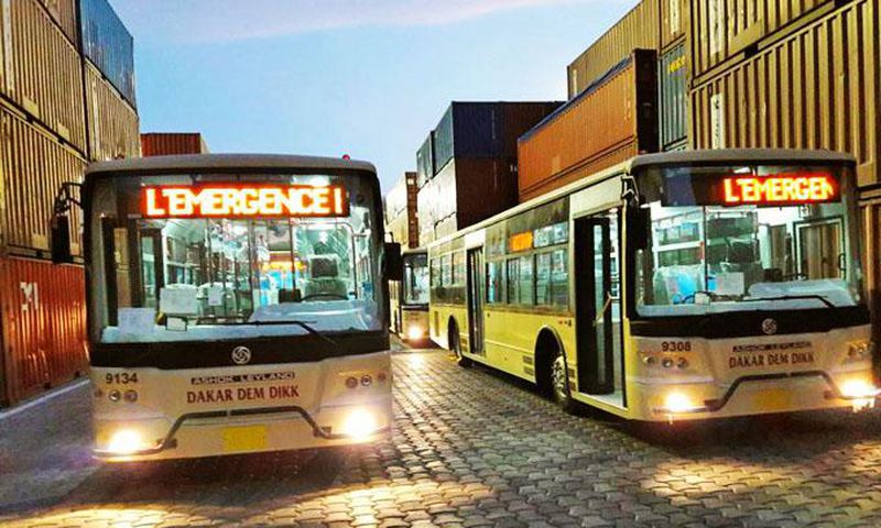 Dakar Dem Dikk est une société anonyme à participation publique majoritaire, concessionnaire du service des transports publics urbains de Dakar par Autobus. DDD transporte 150000 voyageurs par jour 11 Lignes urbaines, 20 Lignes de banlieue et
