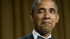 Barak Obama fait un clin d'œil en racontant une blague sur son lieu de naissance lors du dîner de l'association des correspondants de la Maison Blanche en 2012. Saul Loeb/AFP/Getty Image.