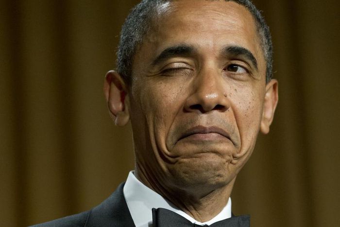 Barak Obama fait un clin d'œil en racontant une blague sur son lieu de naissance lors du dîner de l'association des correspondants de la Maison Blanche en 2012. Saul Loeb/AFP/Getty Image.