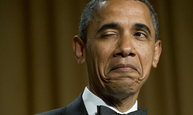 Barak Obama fait un clin d'œil en racontant une blague sur son lieu de naissance lors du dîner de l'association des correspondants de la Maison Blanche en 2012. Saul Loeb/AFP/Getty Image.