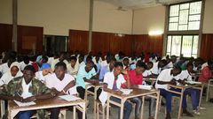 Des candidats dans une salle d'examen