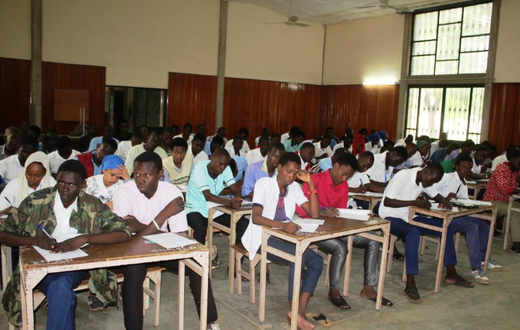 Des candidats dans une salle d'examen