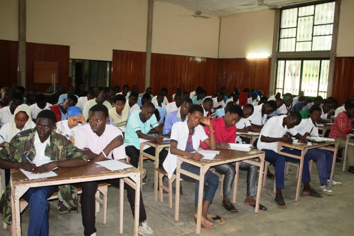 Des candidats dans une salle d'examen