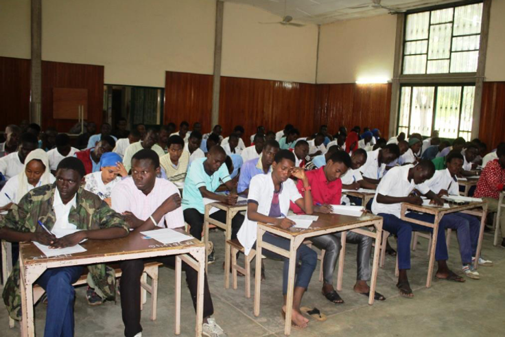Des candidats dans une salle d'examen