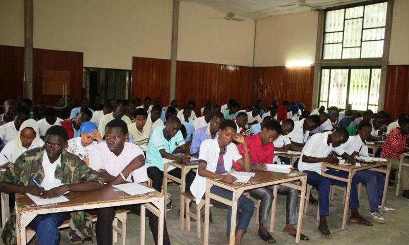 Des candidats dans une salle d'examen
