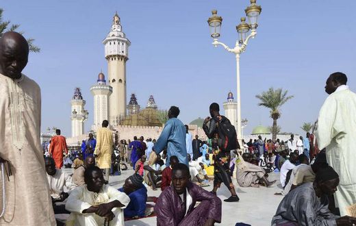 Des fidèles se réunissent dans la grande mosquée de Touba pour la prière du vendredi