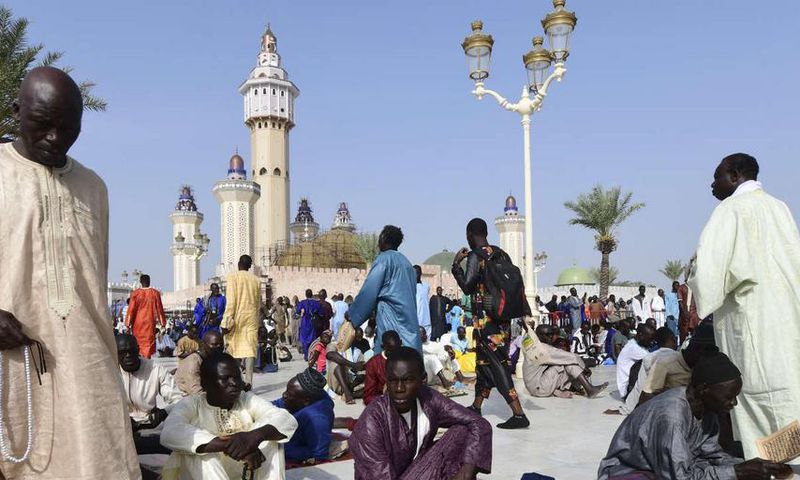 Des fidèles se réunissent dans la grande mosquée de Touba pour la prière du vendredi