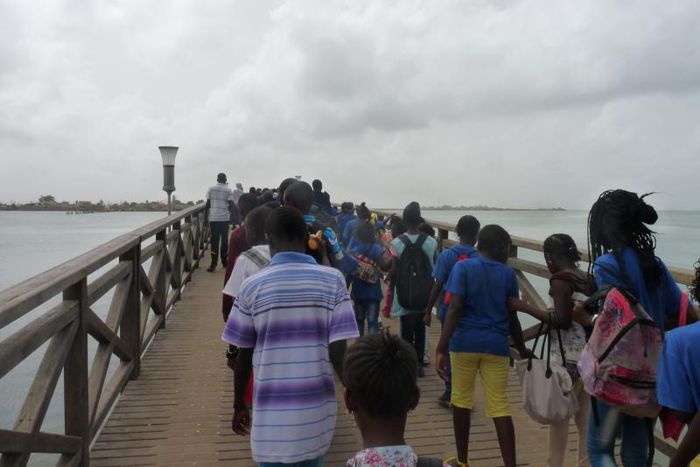 Des élèves sur le pont reliant Joal à Fadiouth