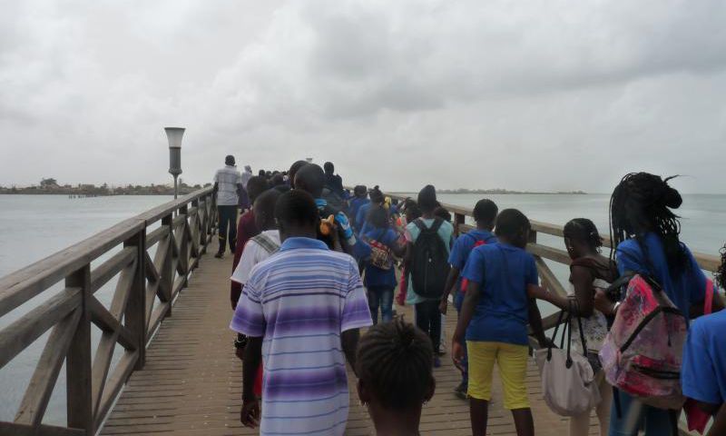 Des élèves sur le pont reliant Joal à Fadiouth