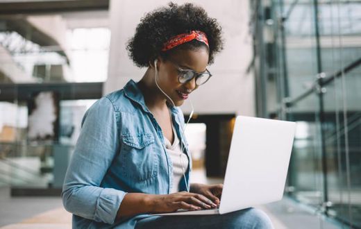 Écouter de la musique en travaillant stimule-t-il votre productivité ?