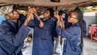 De jeunes travailleurs sénégalais