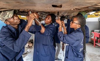 De jeunes travailleurs sénégalais