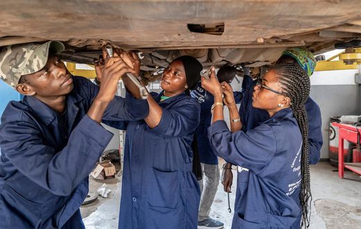 De jeunes travailleurs sénégalais