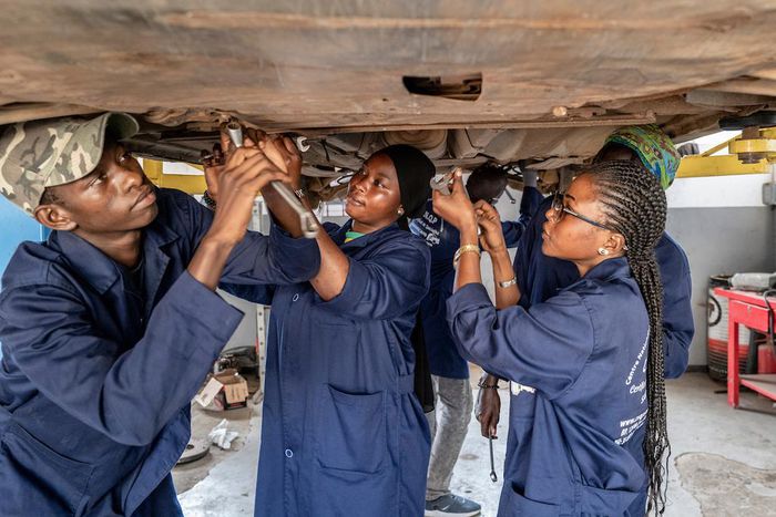 De jeunes travailleurs sénégalais