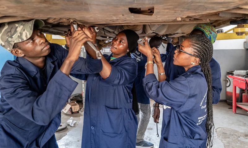 De jeunes travailleurs sénégalais