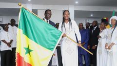 Amadou Ba remettant le drapeau aux Lionnes