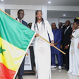 Amadou Ba remettant le drapeau aux Lionnes