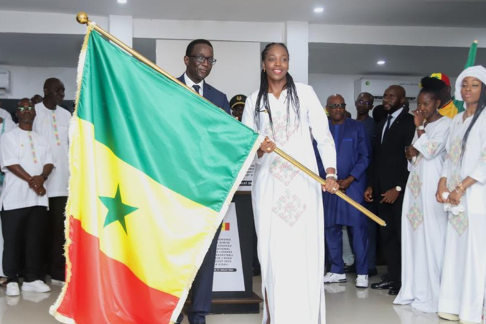 Amadou Ba remettant le drapeau aux Lionnes