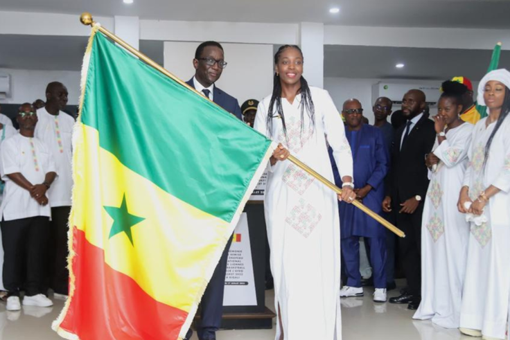 Amadou Ba remettant le drapeau aux Lionnes