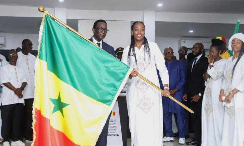 Amadou Ba remettant le drapeau aux Lionnes