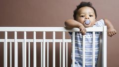 Bébé garçon dans son berceau (illustration)