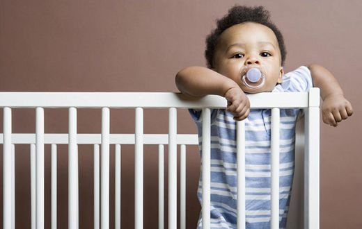 Bébé garçon dans son berceau (illustration)