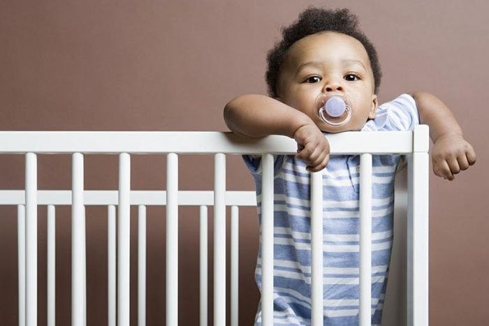 Bébé garçon dans son berceau (illustration)