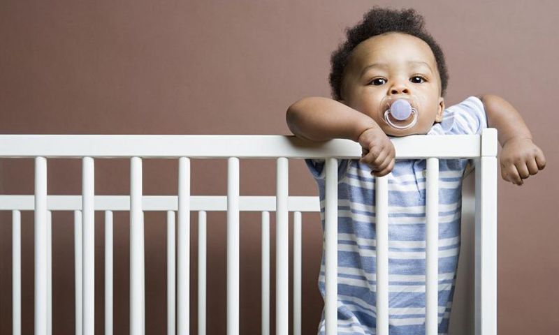 Bébé garçon dans son berceau (illustration)