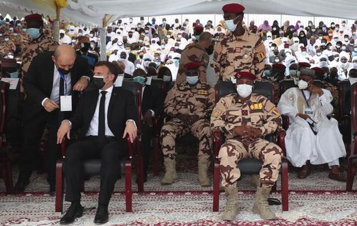Macron et Mahamat Deby Itno lors des funérailles du président Idriss Deby