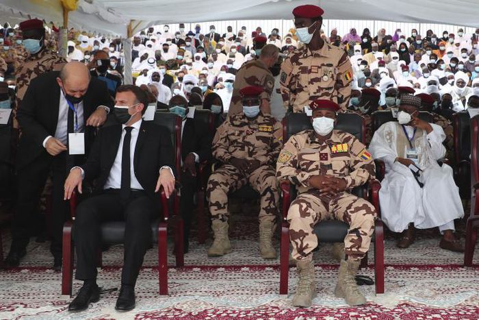 Macron et Mahamat Deby Itno lors des funérailles du président Idriss Deby