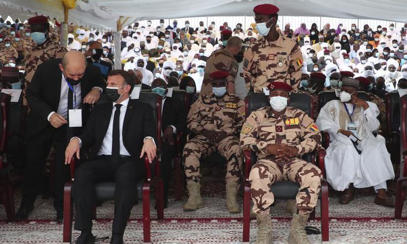 Macron et Mahamat Deby Itno lors des funérailles du président Idriss Deby