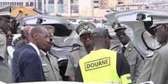 Le ministre sénégalais des Finances et du Budget à l'époque, Abdoulaye Daouda Diallo, au port de Dakar lors de la saisie record de drogue en juin 2019.