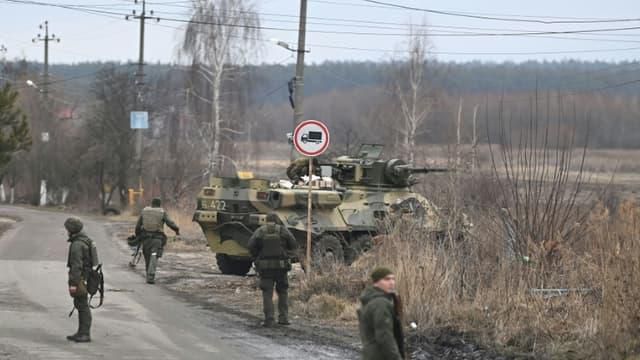 Des-soldats-ukrainiens-deployes-au-nord-ouest-de-Kiev-le-24-fevrier-2022-apres-l-invasion-russe-en-Ukraine
