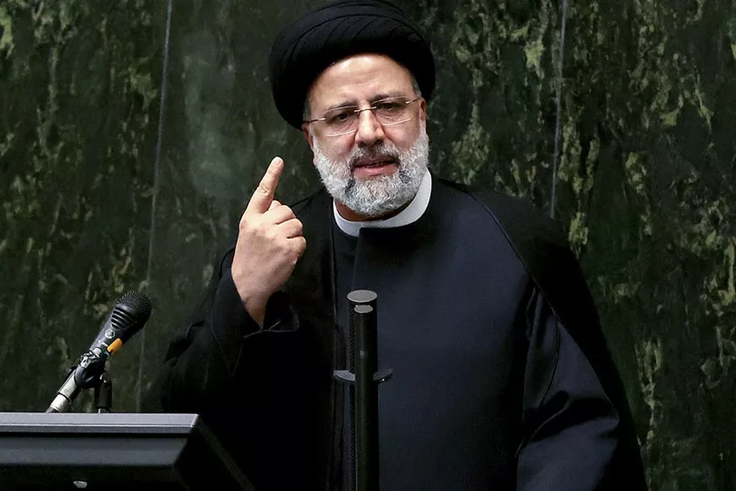 Toujours coiffé de son turban noir et vêtu d'un long manteau de religieux, Ebrahim Raïssi (ci-dessus en août 2021, deux mois après son élection) avait succédé au modéré Hassan Rohani