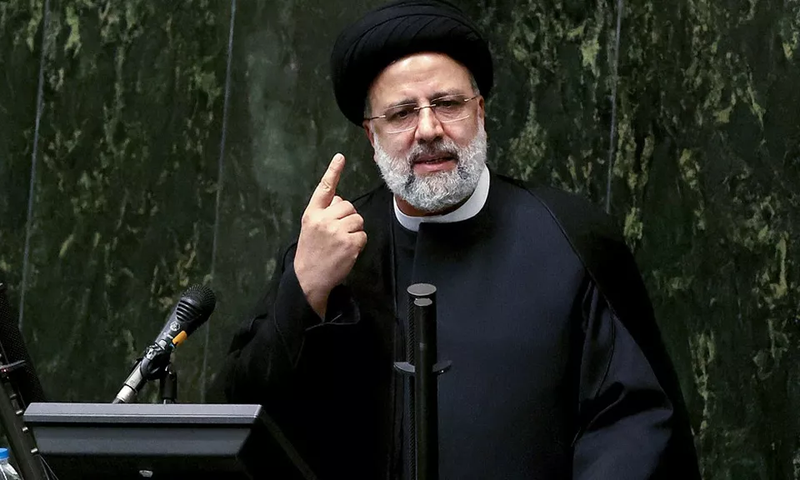 Toujours coiffé de son turban noir et vêtu d'un long manteau de religieux, Ebrahim Raïssi (ci-dessus en août 2021, deux mois après son élection) avait succédé au modéré Hassan Rohani