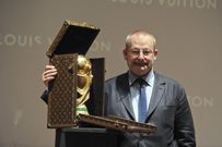 Le sac Louis Vuitton a été utilisé pour présenter le trophée de la Coupe du monde lors de l'édition 2018 en Russie / AFP