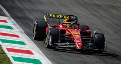 Charles-Leclerc dans sa Ferrari habillée d'une livrée spéciale pour le GP d'Italie à Monza.