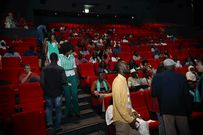 Les spectateurs venus de divers horizons remplissent progressivement la salle avant le début de la projection du film documentaire « Wóolu naa la ci ».