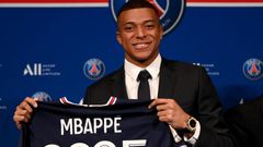Kylian Mbappé prolongeant son contrat avec le PSG
