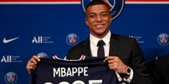 Kylian Mbappé prolongeant son contrat avec le PSG