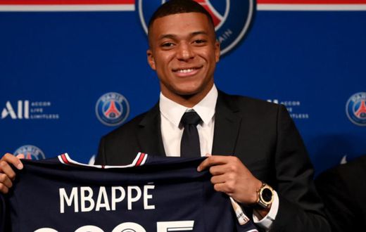 Kylian Mbappé prolongeant son contrat avec le PSG
