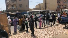 Des usagers se mettent en file en attendant le départ d'un bus TATA (image d'illustration)