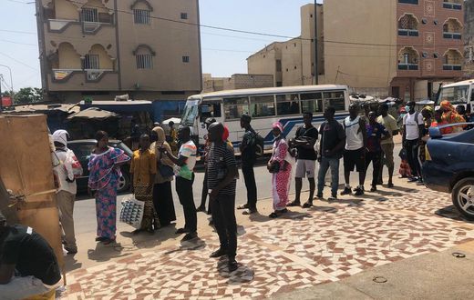 Des usagers se mettent en file en attendant le départ d'un bus TATA (image d'illustration)