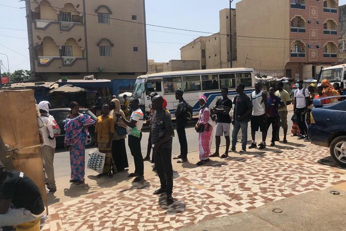 Des usagers se mettent en file en attendant le départ d'un bus TATA (image d'illustration)