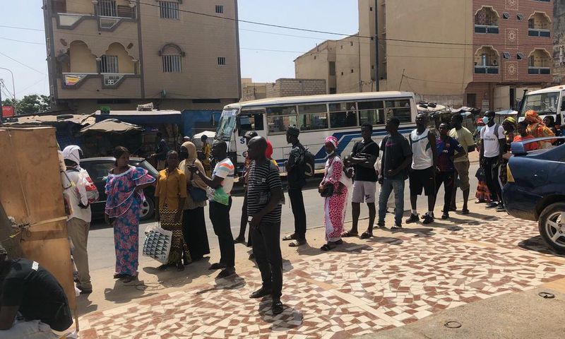 Des usagers se mettent en file en attendant le départ d'un bus TATA (image d'illustration)