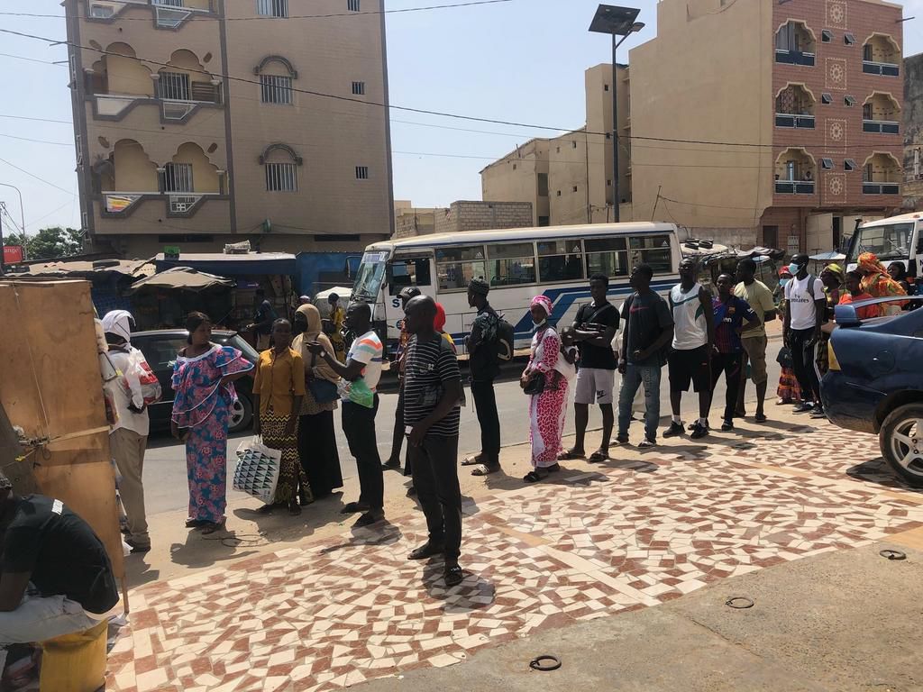 Des usagers se mettent en file en attendant le départ d'un bus TATA (image d'illustration)